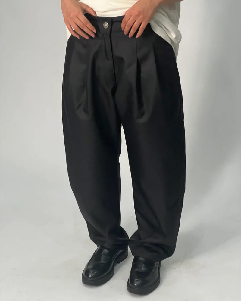 Black Pleated Baggy Tailored Pants with Straight-Leg Fit